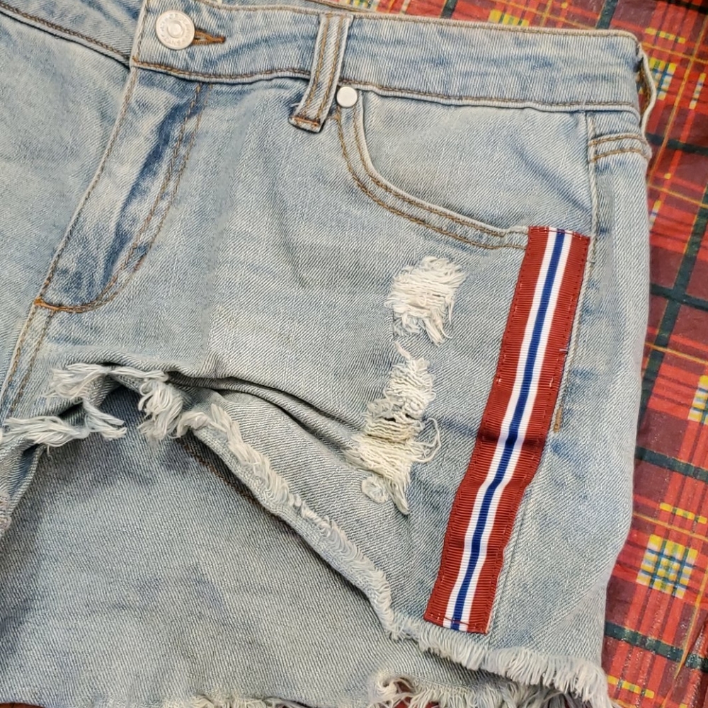 Shorts - Picture 3 of 6